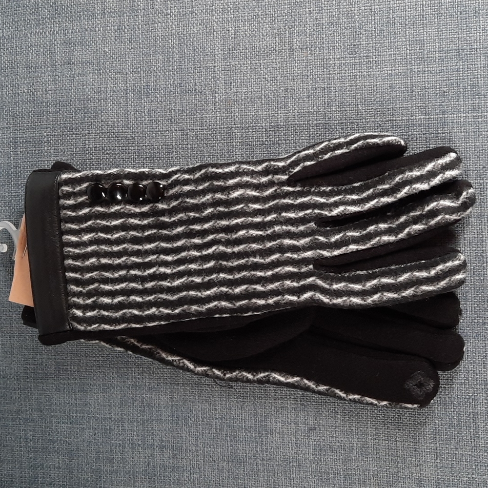 Women Fitted Glove Black White Zigzag Chevron Stripe Warm Outerwear Smart Touch